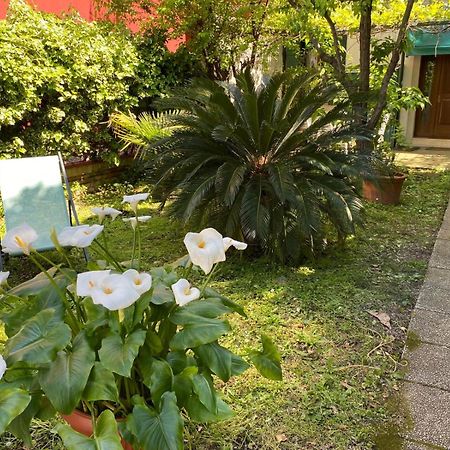 Апартаменты Rose House With Private Garden Венеция-Лидо Экстерьер фото