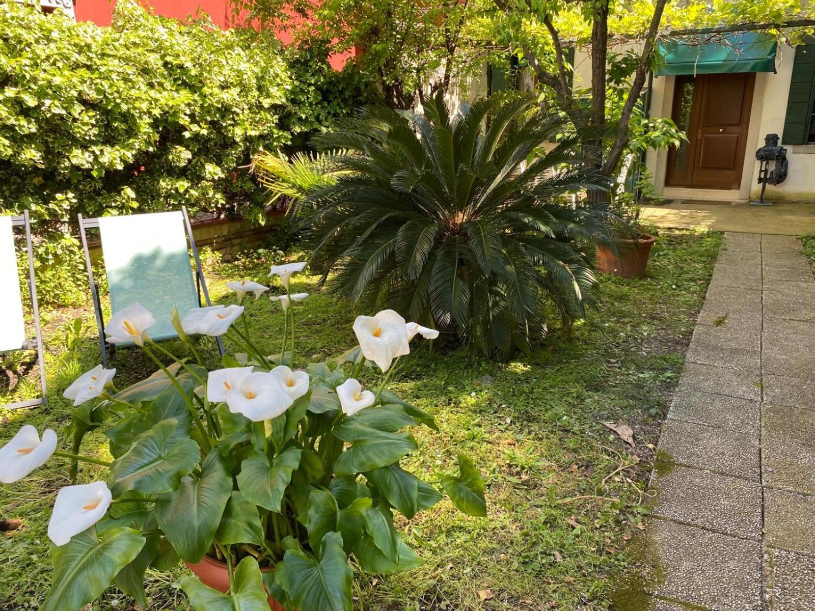Апартаменты Rose House With Private Garden Венеция-Лидо Экстерьер фото
